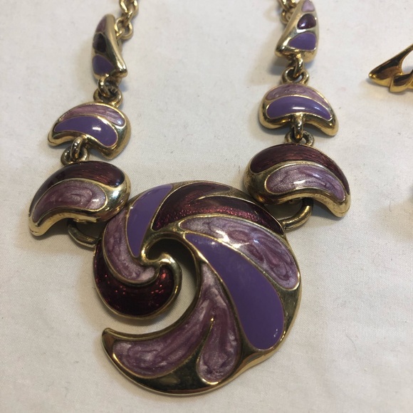Vintage Costume Gold toned Jewellery, Purple accents , with matching earrings - Picture 10 of 11